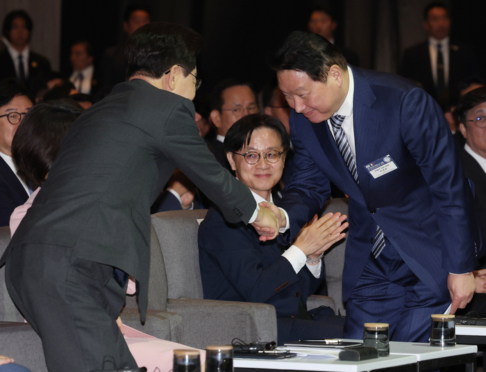 이재명 대통령이 25일(현지시간) 멕시코시티 월드트레이드센터에서 열린 한-멕시코 비즈니스 포럼에서 최태원 대한상의 회장과 악수하고 있다. 연합뉴스