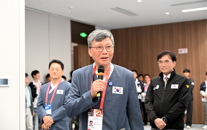 이병훈 한국산업인력공단 이사장은 23일 중국 상하이에서 열린 제48회 국제기능올림픽대회 현장에서 기자들과 만나 AI 시대 숙련기술의 중요성을 강조했다. 사진 출처 : 산업인력공단