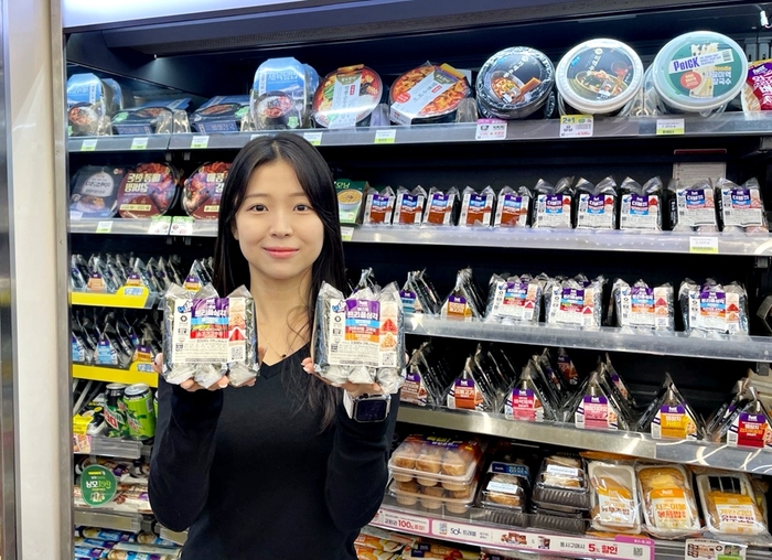 BGF리테일이 운영하는 편의점 CU는 맛과 구성, 가성비를 끌어올린 '트리플 삼각김밥'이 인기를 끌고 있다고 27일 밝혔다.