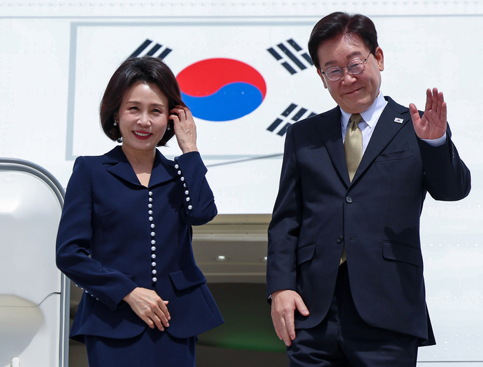 멕시코 국빈방문을 마친 이재명 대통령과 김혜경 여사가 26일(현지시간) 멕시코시티 펠리페 앙헬레스 국제공항 공군 1호기에서 환송객에게 인사하고 있다. 연합뉴스