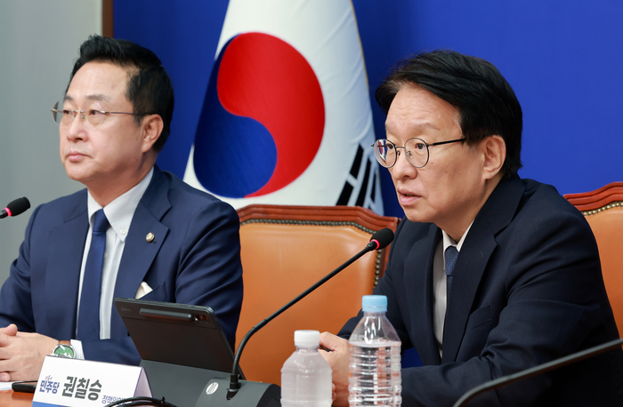 권칠승 더불어민주당 정책위의장(왼쪽)과 박성준 수석대변인이 27일 국회에서 추석 민심 기자간담회를 하고 있다. 연합뉴스