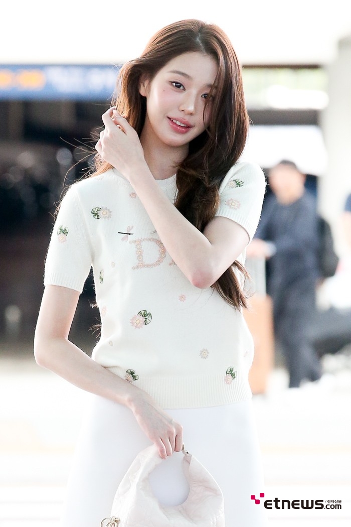 [ET포토] 장원영, '머리결만 넘겨도'