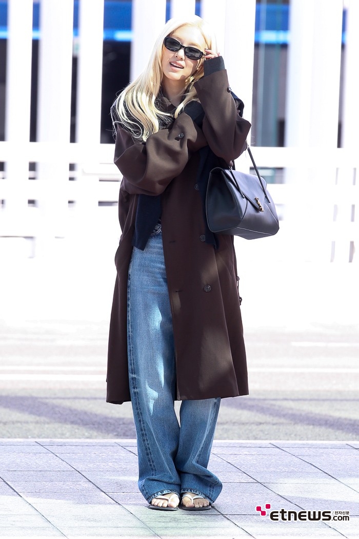[ET포토] 로제, '출국길을 즐기며'