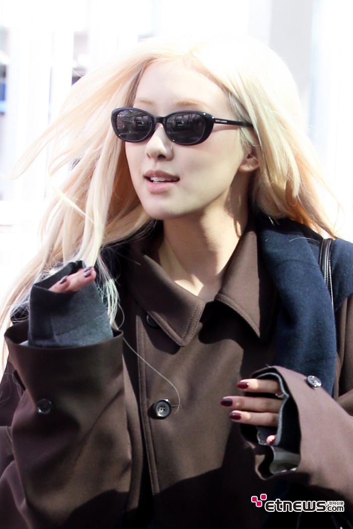 [ET포토] 로제, '네일 칼라는 버건디'