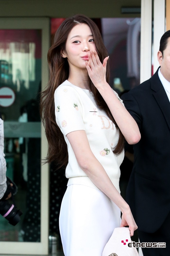 [ET포토] 장원영, '작별 인사는 손 키스로'