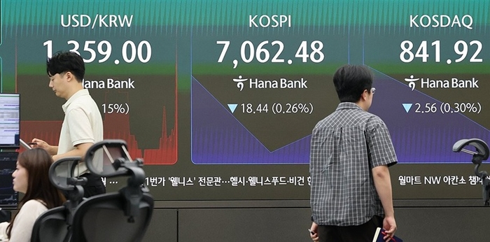 28일 서울 중구 하나은행 본점 딜링룸 전광판에 실시간 원/달러 환율과 코스피, 코스닥지수가 표시돼 있다. 이날 코스피는 소폭 약세로 출발했다. 사진=연합뉴스