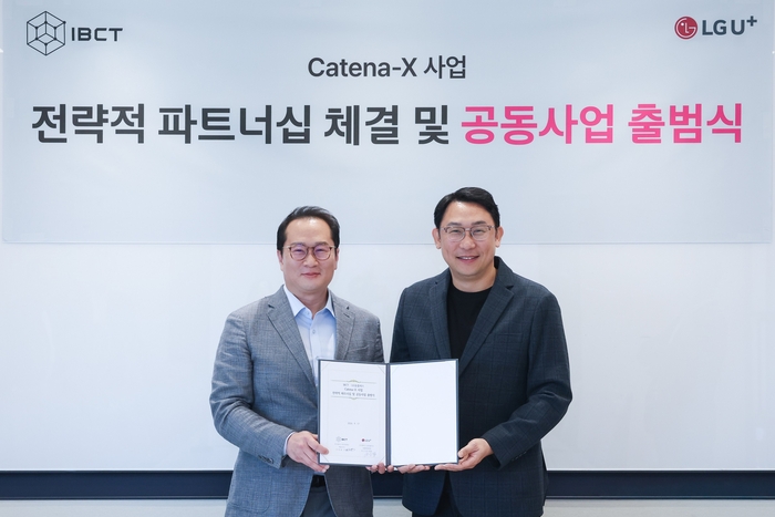 LG유플러스 용산사옥에서 열린 '카테나-X 사업 전략적 파트너십 체결 및 공동사업 출범식'에서 권근섭 LG유플러스 고객그룹담당(오른쪽)과 이정륜 IBCT 대표가 기념사진을 촬영하고 있는 모습