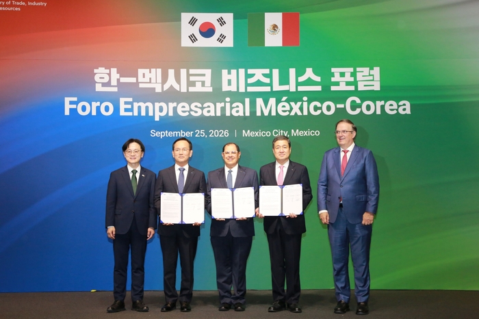 (왼쪽부터) 김정관 산업통산부 장관, 김종출 KAI 대표, 루이스 리스카노 FEMIA CEO, 이계인 포스코인터내셔널 대표, 마르셀로 에브라르드 멕시코 경제부 장관. KAI 제공
