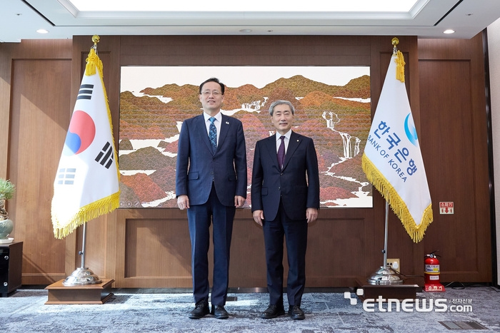 신현송 한국은행 총재(오른쪽)와 이형일 부총리 겸 재정경제부 장관이  28일 한국은행 본관 회동에서 경제 전반의 연계 위험을 사전에 파악하는 협력 체계를 가동하기로 했다. [사진= 한은 제공]