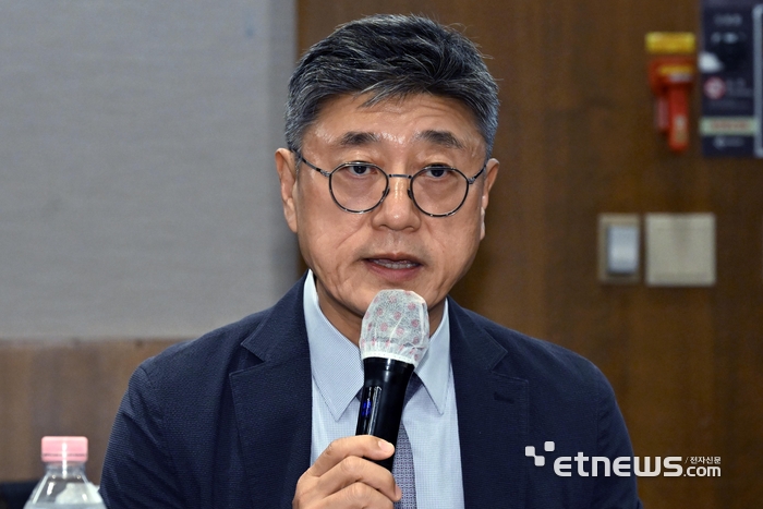 정재헌 SK텔레콤 대표가 28일 서울 중구 프레스센터에서 열린 개인정보보호위원장과 통신3사 CEO 간 간담회에서 인사말을 하고 있다. 이날 통신 3사 대표는 국민이 안심하는 안전한 디지털 통신환경을 조성하는 등 개인정보 보호를 기업의 최우선 경영가치로 삼는 내용을 골자로 한 공동선언문에 서명했다. 이동근기자 foto@etnews.com