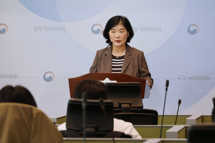 이순미 공정거래위원회 상임위원이 28일 세종시 정부세종청사에서 명륜당의 부당지원 행위 및 가맹사업법 위반 행위 제재 결과에 대해 브리핑하고 있다.(사진=연합뉴스)
