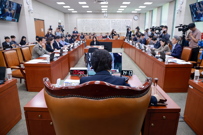 28일 국회 법제사법위원회 전체회의에서 위원장인 더불어민주당 서영교 의원이 법안을 상정하고 있다. 2026.9.28 연합뉴스