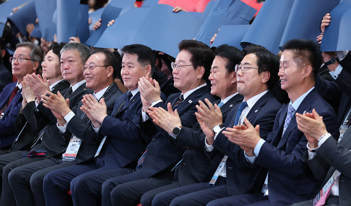 이재명 대통령이 28일 인천 송도에서 열린 제20회 세계한인의 날 기념식에서 동포어린이 합창단 공연을 보며 박수치고 있다. 연합뉴스