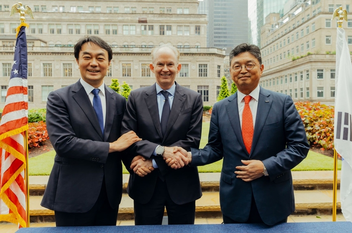 (왼쪽부터) 김상호 주뉴욕 대한민국 총영사관 총영사, Tim Gokey 브로드리지 최고경영자, 이윤수 한국예탁결제원 사장이 기념 촬영을 하고 있다. (사진=한국예탁결제원)