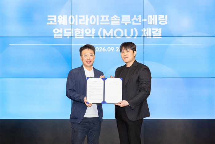 김명곤 코웨이라이프솔루션 대표(왼쪽)와 김동수 메링 대표