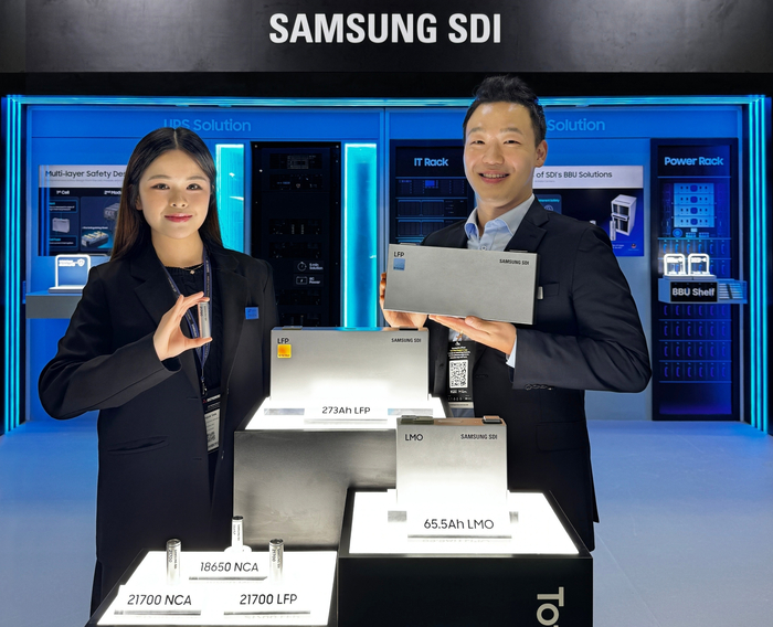 삼성SDI가 'DCWA 2026'에서 공개한 원통형, 각형 LFP 배터리