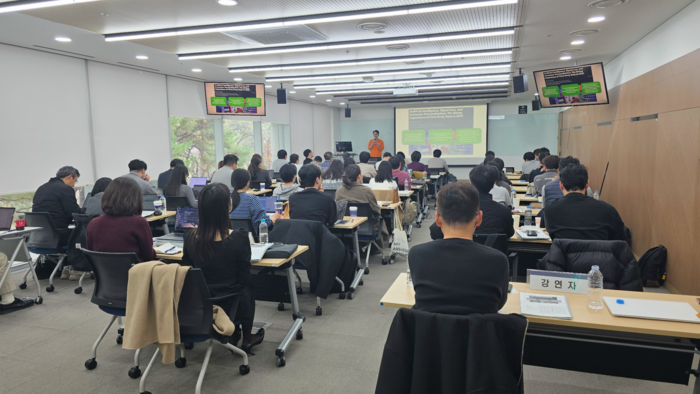 지난해 12월 한국언론진흥재단과 뉴스테크 이니셔티브가 진행한 'AI 시대 뉴스테크와 비즈' 연수 현장 사진 (뉴스테크 이니셔티브 제공)