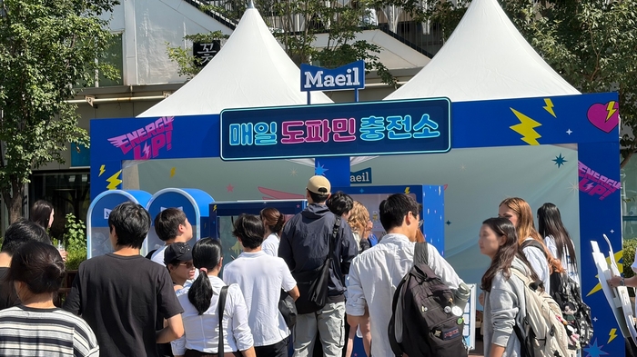 매일유업이 가을 대학 축제 시즌을 맞아 운영하는 체험형 이벤트 부스 '매일 도파민 충전소'가 지난 22일 연세대학교 신촌 캠퍼스 축제 현장에서 학생들의 뜨거운 호응 속에 진행됐다. 부스를 찾은 학생들은 캡슐 뽑기 및 포토존 이벤트 등에 참여하며 즐거운 시간을 보냈다. 매일유업은 오는 10월 1~2일 한양대학교 축제 현장에서도 이벤트 부스를 열고 Z세대와의 소통을 이어갈 예정이다. 〈 자료 매일유업〉