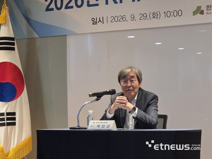 박진선 한국식품산업협회장이 29일 오전 서울 서초구 한국식품산업협회에서 열린 취임 1주년 기자간담회에서 기자들의 질문에 답하고 있다.