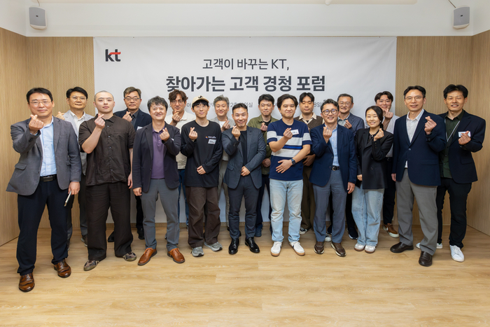 박현진 KT 커스터머부문장(앞줄 왼쪽 세번째)이 제6회 고객경청포럼 후 소상공인 고객들과 기념사진을 촬영하고 있는 모습.