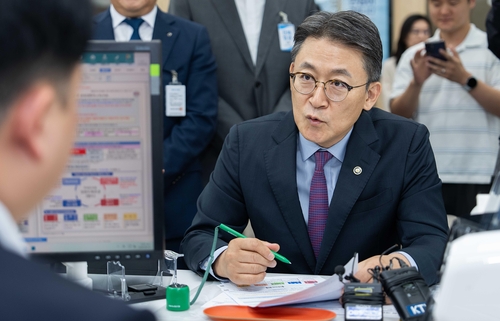 30일 서울 종로구 NH농협은행 정부서울청사지점에서 권대영 금융위원회 부위원장이 제2차 국민참여형 국민성장펀드에 가입했다.(사진=금융위원회)
