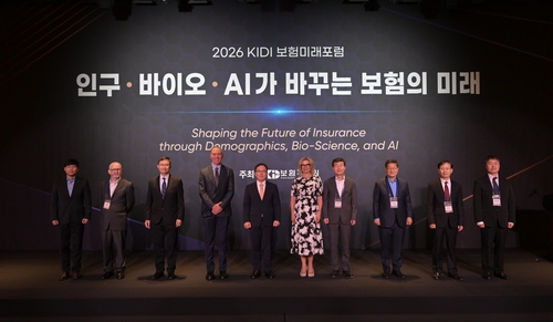 (왼쪽부터)성원명 보험개발원 부장, 데이비드 싱클레어 영국 국제장수센터 CEO, 베니 지 홍콩중문의대 교수, 제이슨 피오릴로 보스턴 다이나믹스 최고법률책임자, 유재훈 보험개발원장, 도로타 짐노흐 마이크로소프트 글로벌 자문역, 김헌수 보험연구원장, 이준섭 보험계리사회 회장, 박진호 보험개발원 부원장, 박영진 보험개발원 신성장지원팀장(사진=보험개발원)