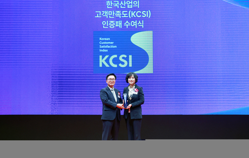 30일 서울시 중구 소재 산라호텔에서 진행된 2026 한국산업 고객만족도(KCSI)인증패 수여식에서 박현주 신한은행 소비자보호그룹장(오른쪽)과 한수희 한국능률협회컨설팅 대표가 기념촬영을 하고 있다.(사진=신한은행)