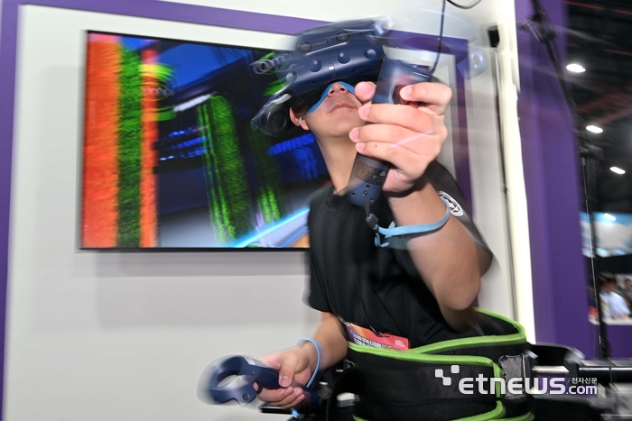 [포토] 온몸으로 즐기는 VR 아케이드