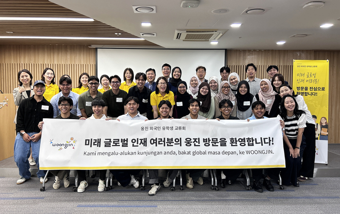 웅진 서울 청계사옥에서 열린 '말레이시아 유학생 교류회'에서 참가자들이 사진촬영하고 있다. ⓒ웅진