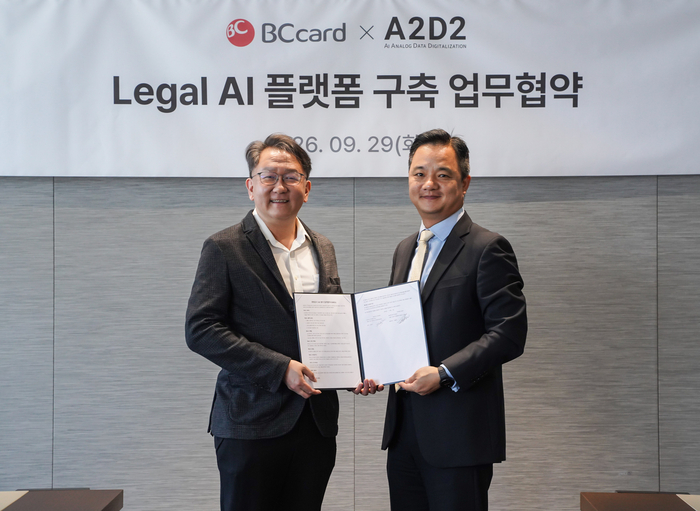비씨카드는 29일 오후 서울 중구 을지로 본사에서 리걸테크 스타트업 에이투디투(A2D2)와 'Legal AI 플랫폼 구축 업무협약'을 맺었다. 왼쪽부터 장일준 A2D2 공동대표, 오성수 BC카드 상무(AI데이터본부장)