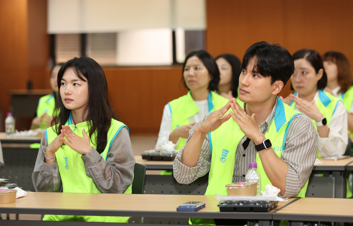 30일 서울 중구 하나금융그룹 명동사옥에서 진행된 수어교육에 참여한 임직원들이 수어를 배우고 있다. (사진=하나금융그룹)
