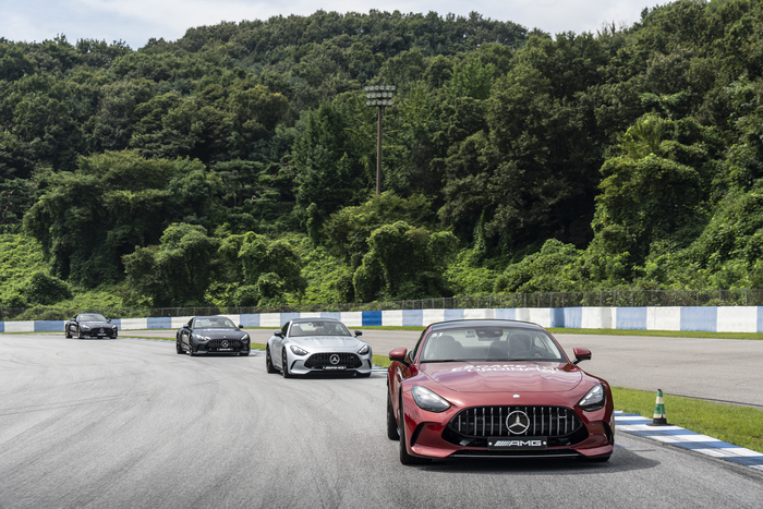 용인 AMG 스피드웨이 서킷에서 주행중인 메르세데스-AMG GT 55 4MATIC+
