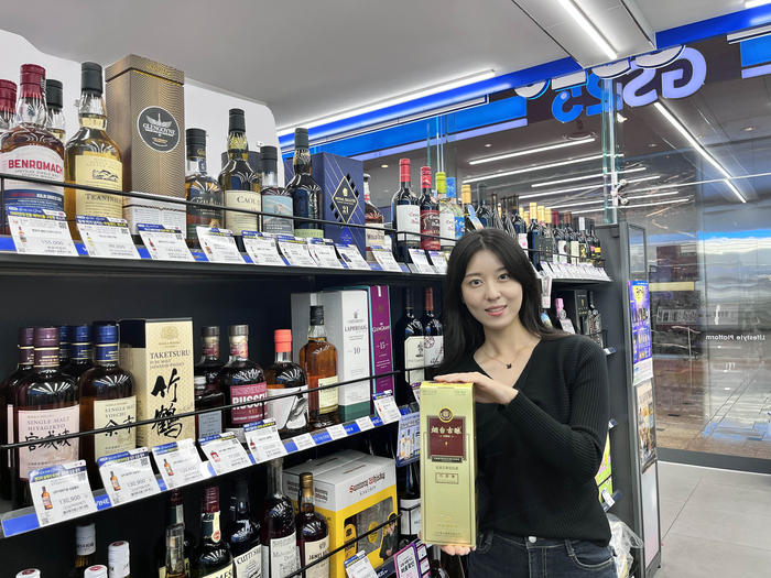 GS리테일이 운영하는 편의점 GS25는 주류 스마트오더 서비스 '와인25플러스'에서 해외 주류 라인업을 강화하고 있다고 30일 밝혔다.