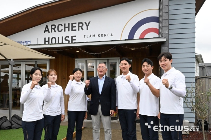 대한양궁협회 회장인 정의선 현대자동차그룹 회장이 2026 아이치-나고야 아시안게임에 참가한 양궁 국가대표 선수들을 만나 격려했다.