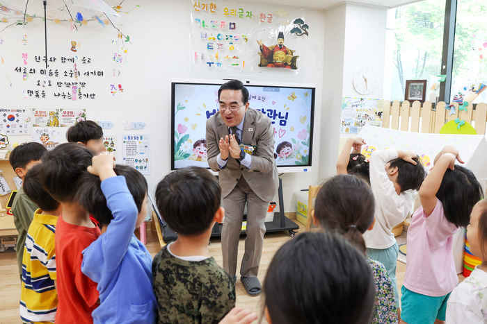 박홍근 기획예산처 장관이 9월 30일 오전 서울 중구 만리어린이집을 방문해  어린이들과 학습활동에 참여하고 있다. (사진=기획예산처)