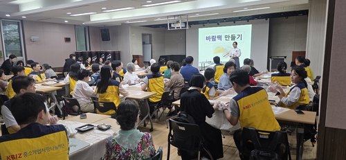 중소기업 연합봉사단원들이 우리마포복지관(관장 박소현)에서 어르신과 함께 송편을 만들고 있다.