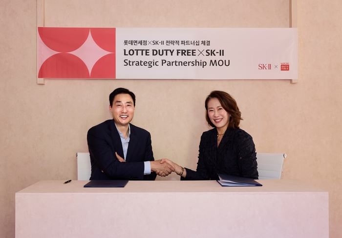 지난 28일(현지시간) 프랑스 칸에서 열린 세계 최대 규모의 면세 박람회 '2026 TFWA 월드'에서 김동하 롯데면세점 대표이사(왼쪽)와 이수경 P&G 글로벌 스킨케어 프레지던트가 업무협약(MOU) 체결 후 기념 촬영을 하고 있다.