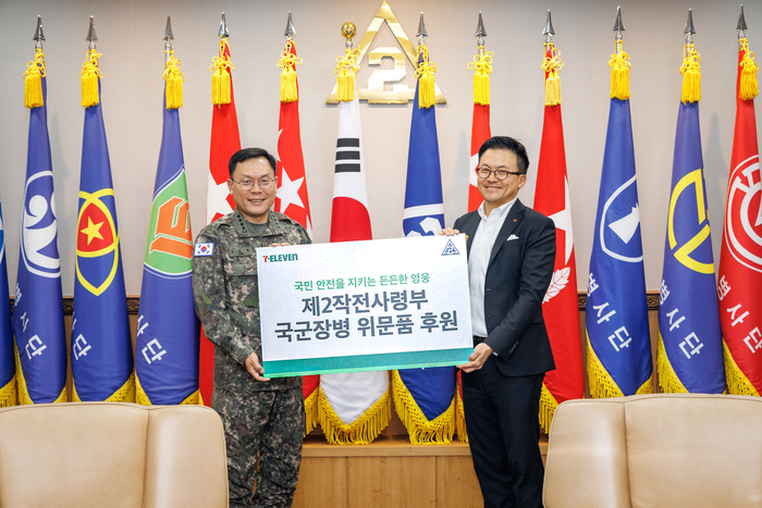 29일 오후 육군 제2작전사령부에서 물품 후원 행사를 가진 후 김대일 세븐일레븐 대표이사(오른쪽)와 김호복 육군 제 2작전사령관이 사진촬영을 하고 있다.