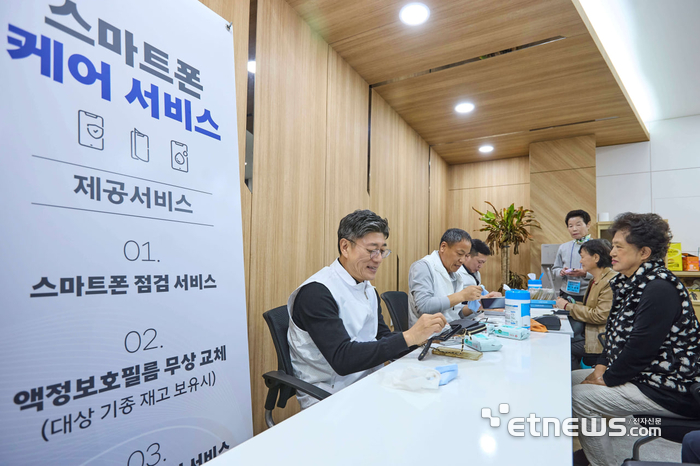 정재헌 SKT CEO가 직접 현장을 찾아 고객들의 스마트폰 케어 서비스를 지원하고 있다.