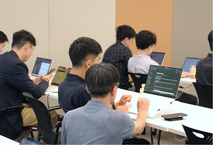 세미나 참석자들이 아마존 퀵을 활용해 사내 문서 검색·요약 등 업무 자동화 AI 에이전트를 직접 구현하고 있다.
