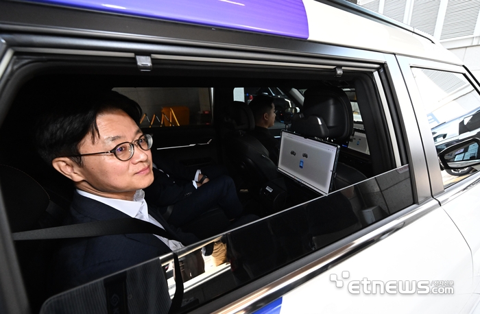 미래차 생태계 구축 협력 기업 간담회가 30일 서울 강남구 현대모비스에서 열렸다. 간담회를 마친 김정관 산업통상부 장관이 강남 일대에서 실증 운행 중인 자율주행 로보택시 시승을 하고 있다.  이동근기자 foto@etnews.com