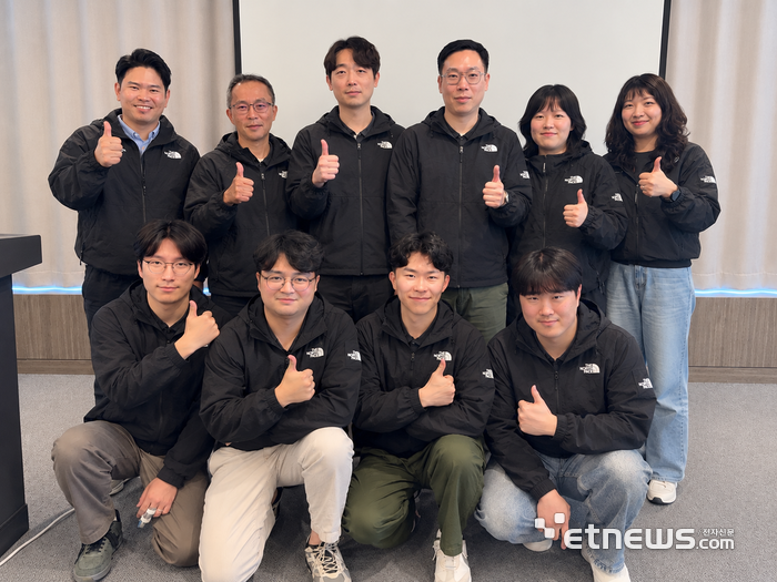에스이노베이션스 임직원들(윗줄 왼쪽 첫 번째 김정준 대표, 아랫줄 왼쪽 첫 번째 박형석 대표)
