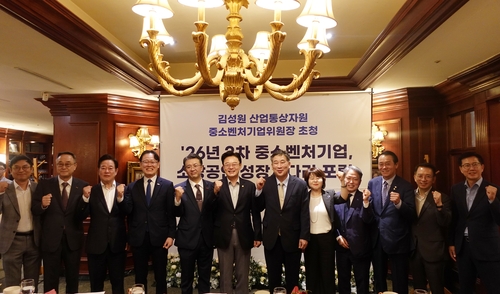 최승재 중소기업 옴부즈만(왼쪽 일곱번째)이 30일 서울시 영등포구 켄싱턴호텔에서 성장사다리포럼에 참가한 관계자들과 단체사진을 촬영하고 있다.
