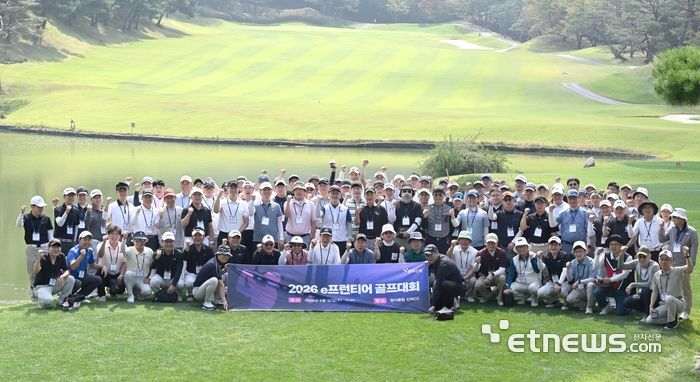 유망 중소기업 및 선도기업 200여개사가 참가한 '2026 e프런티어 골프대회'가 30일 전자신문 주최로 경기도 여주시 원더클럽 신라CC에서 열렸다. 회원 기업 간 정보 교류 및 협력방안 모색과 친선의 시간을 가진 가운데 경기 전 참석한 회원사 대표들이 파이팅을 외치고 있다. 여주=김동욱기자 gphoto@etnews.com