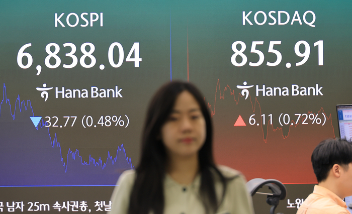 서울 중구 하나은행 본점 딜링룸(사진=연합뉴스)
