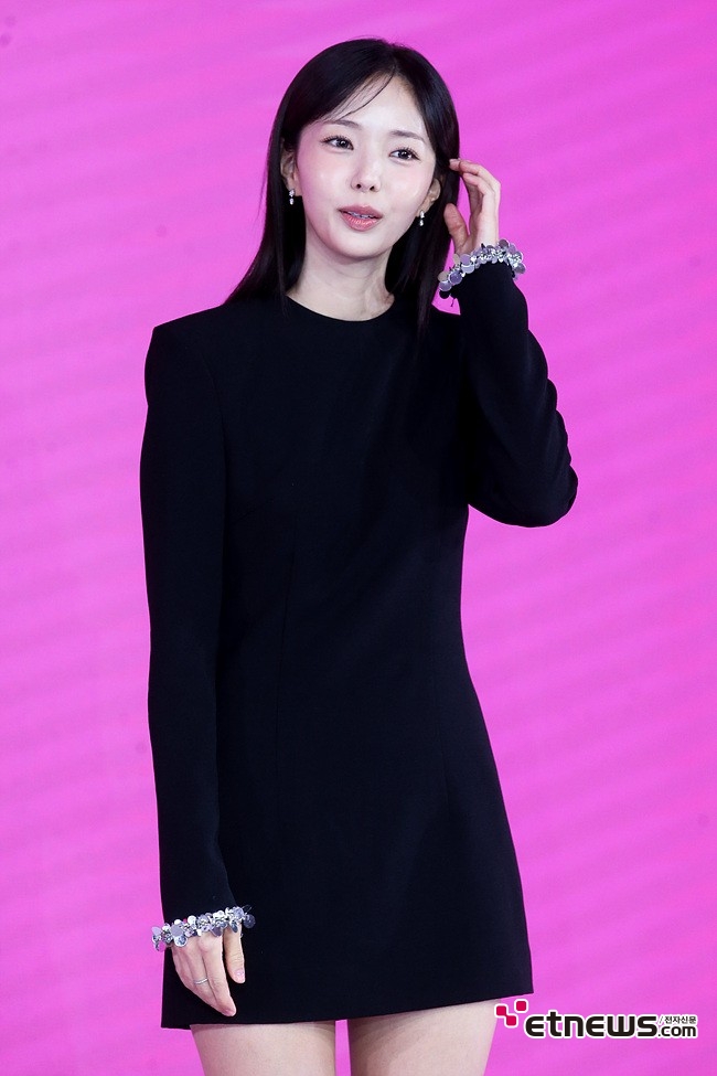 [ET포토] 채수빈, '머리결 매만지며'