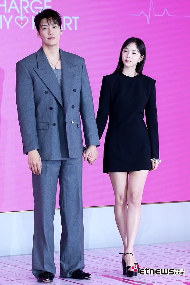 [ET포토] 김영광-채수빈, '덤덤한 분위기로 손잡고'