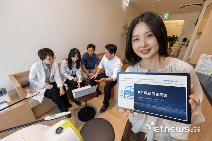 서울 시내 한 병원에서 KT 직원이 병원 관계자에게 '의료 표준모델'을 설명하고 있다.