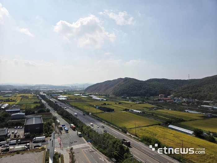 지난달 30일 경기 용인시 처인구 이동읍 용인 첨단시스템반도체 클러스터 국가산업단지 예정지. 국도 45호선 너머로 산단 부지가 펼쳐져 있다. 산 중턱에는 부지 조성을 위한 벌목 작업이 진행된 흔적이 보인다.