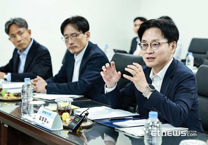 중견기업 업계 간담회, 발언하는 김정관 장관